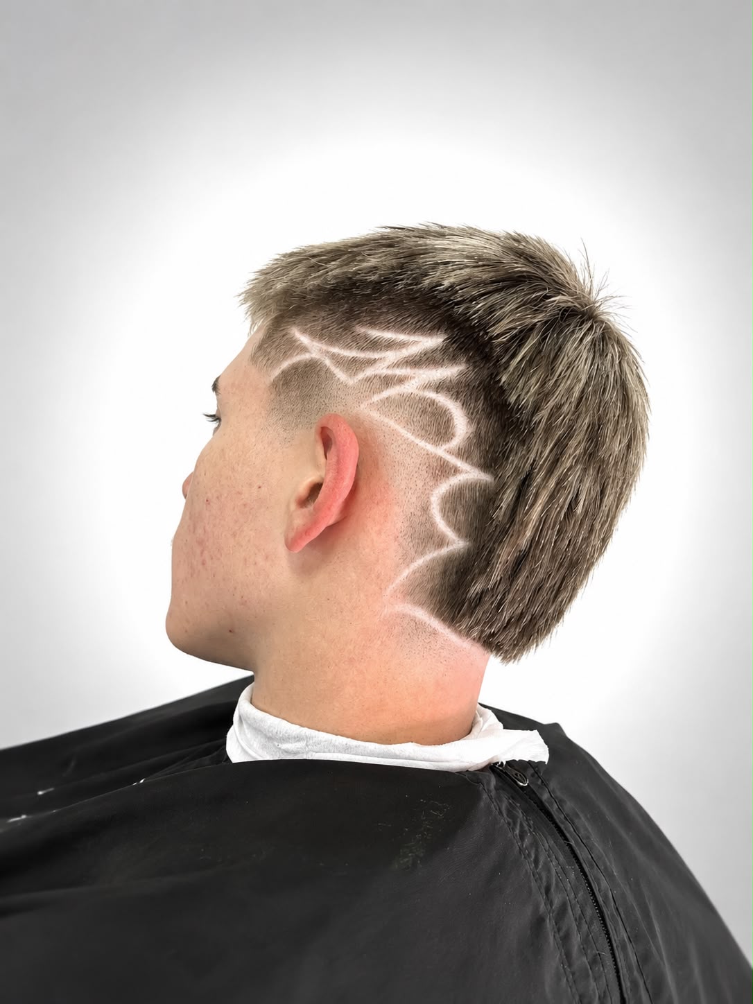 Corte texturizado com desenho lateral