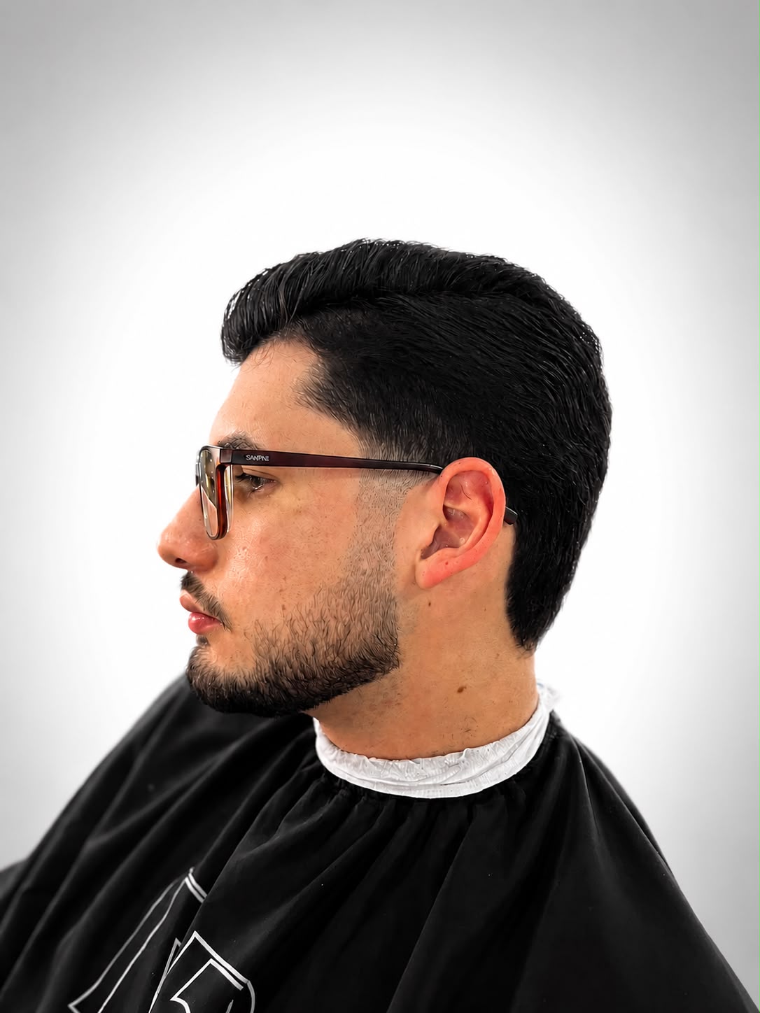 Corte social com barba alinhada
