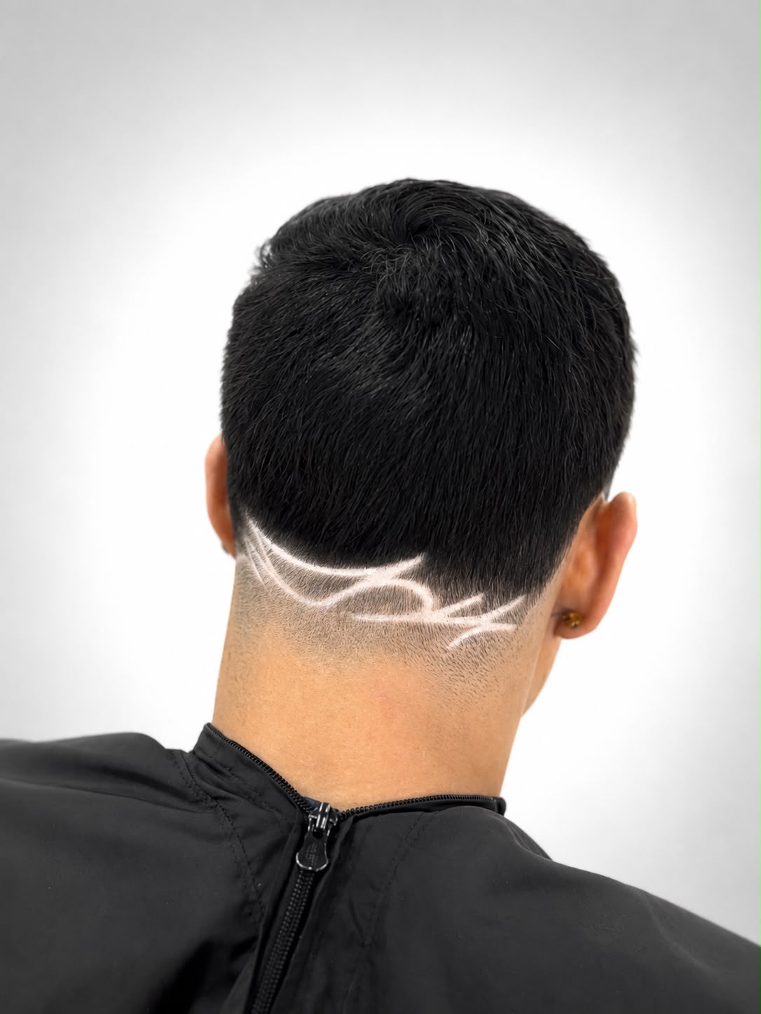 Desenho na nuca com fade